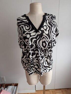 Black & White Printed V-Neck Women's Top